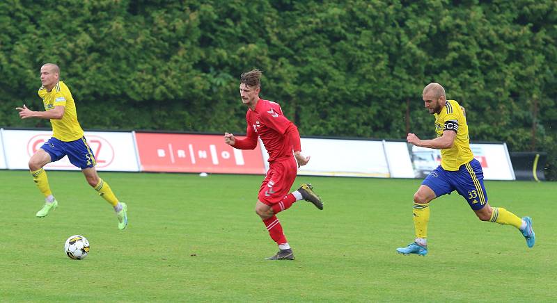 Fotbalisté ligového Zlína (žluté dresy) zvítězili na hřišti divizního Startu Brno 3:0 a postoupili do 3. kola MOL Cupu.