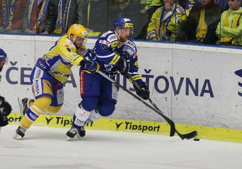 V úvodním utkání finále play off extraligy hokejistů hostil Zlín (ve žlutém) v moravském derby Kometu Brno.