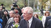Přivítání prezidenta Miloše Zemana s manželkou Ivanou před sídlem Zlínského kraje ve Zlíně.