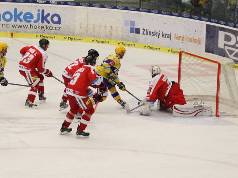 Extraligoví hokejisté Zlína (ve žlutém) v rámci nedělního 11. kola hostili rivala z Olomouce