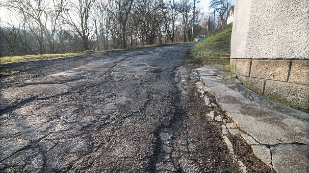 Foto ze 4. 2. 2018 - roh domu na ulici Drahy č. 27, do kterého během závodu v 80. letech narazilo hned několik závodních aut, stejně tak do protějšího plotu, který není na fotce vidět. Roh je dodnes následkem nehod zkosený.