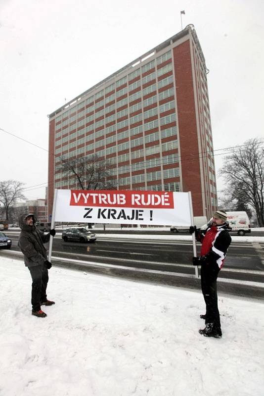 Demonstrace proti KSČM v radě Zlínského kraje.