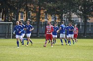 Fotbalisté Brumova (červeno-bílé dresy) v derby se Štítnou nad Vláří. Ilustrační foto.