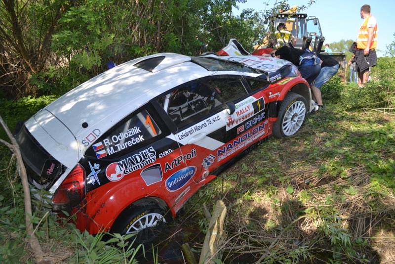 Cenné vítězství si v sobotním druhém podniku RI Okna rallysprint série - Rally Vyškov připsala posádka Martin Vlček se spolujezdkyní Jindřiškou Žákovou. O vítězi rozhodla až smolná havárie do té doby vedoucího Romana Odložilíka dvě rychlostní zkoušky před