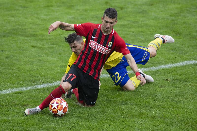 Zlín - Zápas skupiny o záchranu FORTUNA:LIGY mezi FC Fastav Zlín a SFC Opava. Bojan Dordič (SFC Opava), Lukáš Bartošák (FC Fastav Zlín).