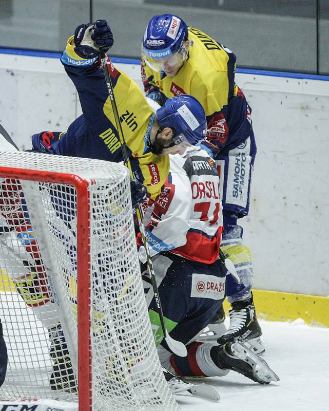 Hokejové utkání 48. kola Tipsport extraligy v ledním hokeji mezi HC Dynamo Pardubice a PSG Berani Zlín (ve žlutoodrém) v pardudubické ČSOB pojišťovna ARENĚ.