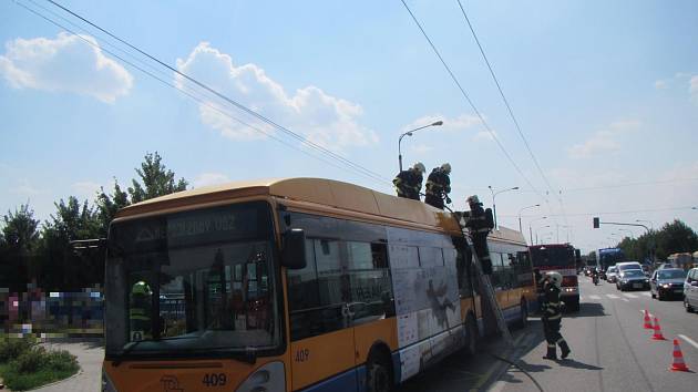 Hořící trolejbus jedoucí od Otrokovic na Zlín.