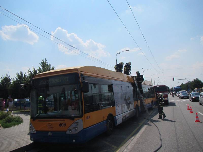 Hořící trolejbus jedoucí od Otrokovic na Zlín.