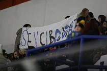 Před rekordní návštěvou téměř dvou a půl tisíce diváků v duelu 22. kole extraligy žáků 9. třídy vyhráli v pátek 15. prosince mladí hokejisté Vítkovic (v modrém) na ledě Zlína nad domácími Berany 4:3.