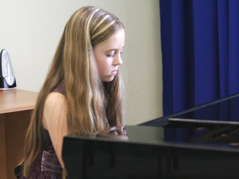 Malá klavíristka. Devítiletá Renée Bernatíková je výrazný hudební talent. 