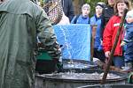 21. výlov Zboženského rybníka ve Zlíně lámal rekordy. Ve výlovu i prodeji ryb a také v návštěvnosti. Celkem vylovili rybáři 17 metráků ryb, 16 hned prodali.