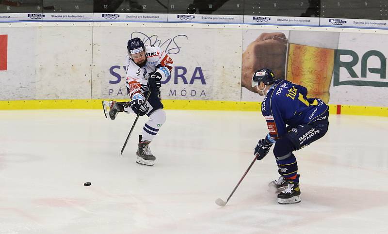 Hokejisté Zlína (modré dresy) ve 49. kole Tipsport extraligy na Zimním stadionu Luďka Čajky vyzvali Vítkovice.