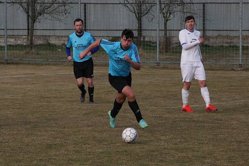 Fotbalisté Tlumačova (bílé dresy) v dohrávce 11. kola krajské I. B třídy skupiny C podlehli Polešovicím 0:2.