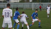 Fotbalisté Tlumačova (modré dresy) v rámci oslav výročí devadesáti let kopané v obci porazili Zdounky 2:0.