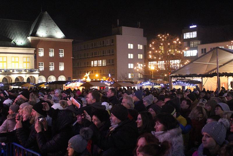 Česko zpívá koledy na náměstí Míru ve Zlíně 11.12.2019.