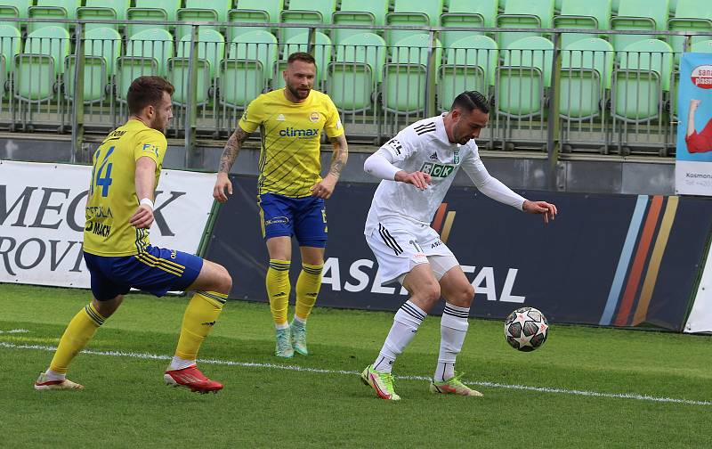 Fotbalisté Zlína (žluté dresy) vstoupili do nadstavbové části FORTUNA:LIGY sobotním zápasem na hřišti poslední Karviné.