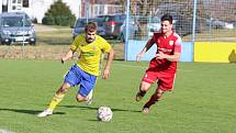 Fotbalisté Zlína B (žluté dresy) v 15. kole MSFL remizovali na Vršavě s Uničovem 1:1. Foto: Jan Zahnaš