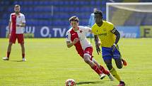 Fotbalisté Zlína (ve žlutých dresech) porazili na Letné třetiligovou Kroměříž 4:1.