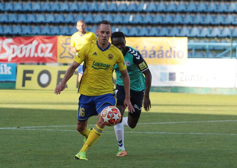 Fotbalisté Zlína (žluté dresy)  v generálce porazili slovenskou Senici 3:0. Na snímkuje Dominik Mašek. Foto: pro Deník/Jan Zahnaš