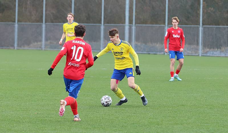 Starší dorostenci Zlína (žluté dresy) ve třetím přípravném zápase remizovali s Rakówem Częstochowa 1:1