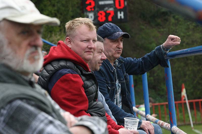 Sobotní třetiligové derby mezi Viktorií Otrokovice (modré dresy) a béčkem Fastavu Zlín skončilo výhrou domácího celku 2:0.