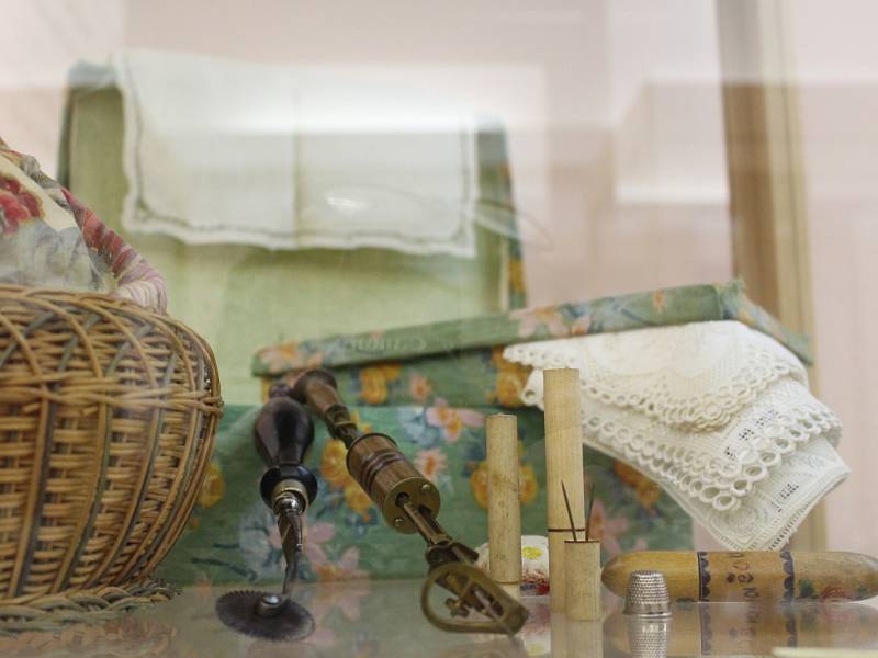 Výstava v Muzeu Luhačovického zálesí: Jehla, příze, pokličky, hračky každé babičky