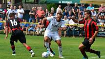 Fotbalisté Kvasic (v bílém) ve druhém kole krajského přeboru před početnou hodovou návštěvou porazili nováčka z Francovy Lhoty vysoko 5:0.