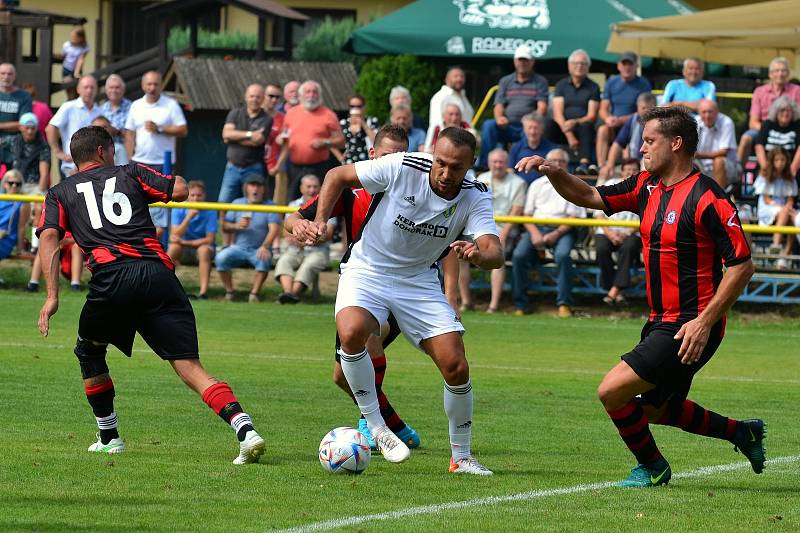 Fotbalisté Kvasic (v bílém) ve druhém kole krajského přeboru před početnou hodovou návštěvou porazili nováčka z Francovy Lhoty vysoko 5:0.