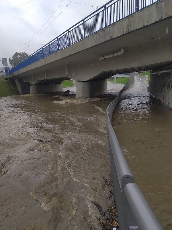 Rozvodněná Dřevnice s podjezdem na Cigánově