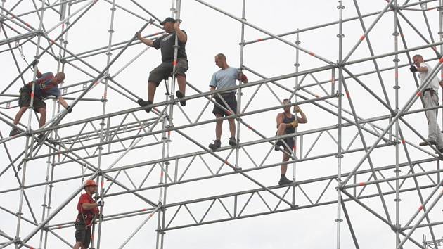 Stavba pódia pro festival Masters of rock 2012 ve Vizovicích.