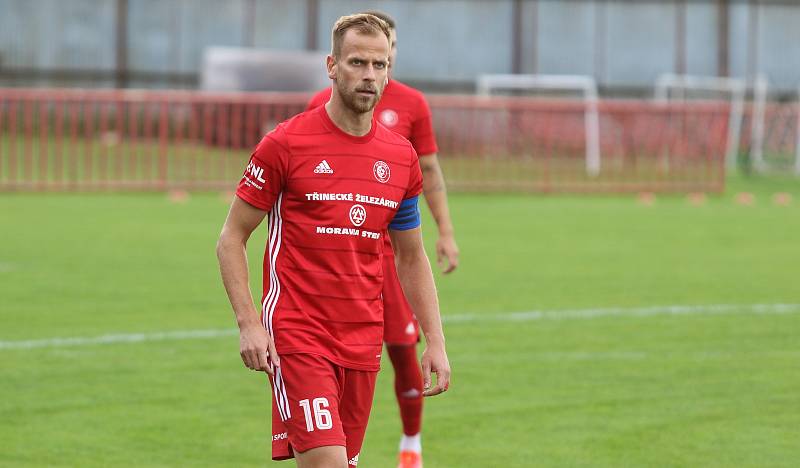 Fotbalisté Kvítkovic (modro-bílé dresy) v Mol Cupu prohráli s Třincem 1:5.