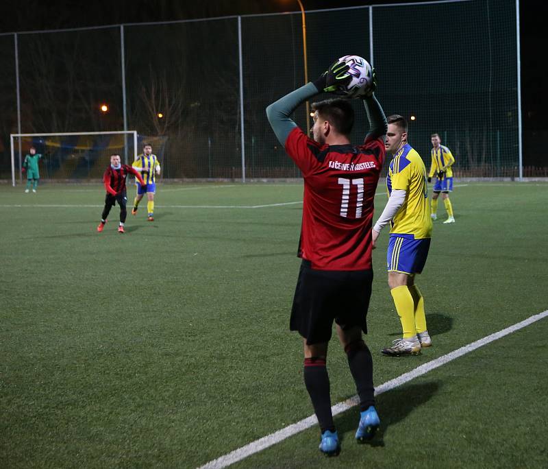 Fotbalisté Baťova (žluto-modré dresy) v přípravném zápase porazili Červený Kostelec 10:1.