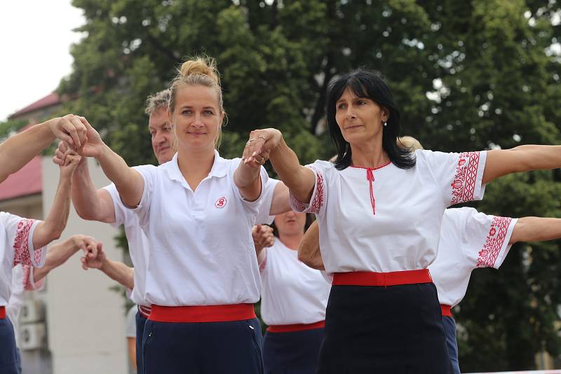 Akce I senioři umí žít naplno na náměstí Míru ve Zlíně. Senioři a seniorky TJ Sokol Zlín - skladba "Princezna Republika"