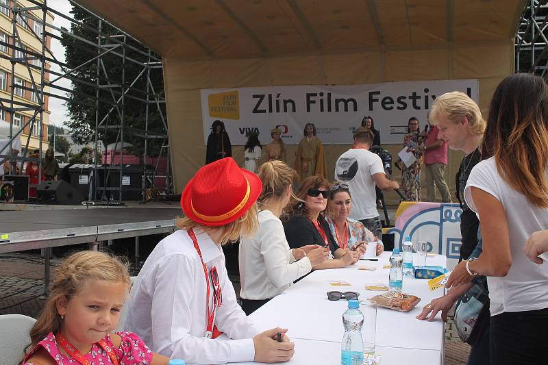 Zlín Film Festival 2020 - Autogramiáda herců a tvůrců premiérové pohádky Největší dar, společně s módní přehlídkou kostýmů z této pohádky.