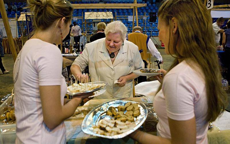 Gastronomické speciality od regionálních výrobců mohli vyzkoušet lidé, kteří v pátek 30. září navštívili zlínskou halu Euronics. Vyhlašovala se tam totiž šestý ročník ceny Perla Zlínska pro nejkvalitnější potravinu. Organizátory překvapil nízky zájem lidí