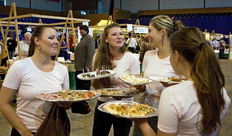 Gastronomické speciality od regionálních výrobců mohli vyzkoušet lidé, kteří v pátek 30. září navštívili zlínskou halu Euronics. Vyhlašovala se tam totiž šestý ročník ceny Perla Zlínska pro nejkvalitnější potravinu. Organizátory překvapil nízky zájem lidí