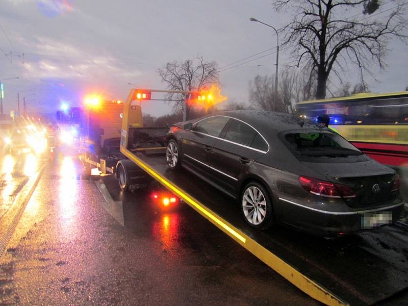 Krátce po 15. hodině ve čtvrtek, narazilo osobní vozidlo Volkswagen Passat do semaforu na křižovatce u fastfoodu ve Zlíně-Malenovicích.
