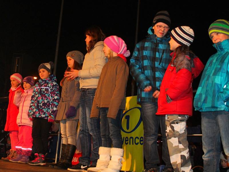 V pátek 28. listopadu 2014 se na otrokovickém náměstí konala dvojice akcí: Rozsvěcení vánočního stromu a Pomáháme potřebným.