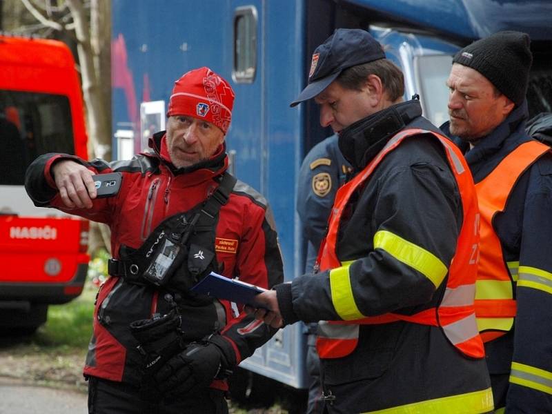 Složky Integrovaného záchranného systému z Moravskoslezského a Zlínského kraje 20. dubna společně nacvičovaly v Trojanovicích na Novojičínsku záchranu 120 lidí z lanovky vedoucí na Pustevny v Beskydech.