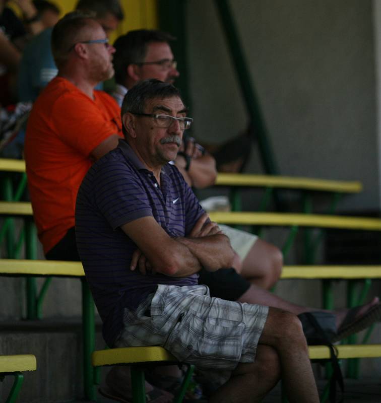 Fotbalisté Napajedel (v bílém) v sobotním 3. hraném kole krajského přeboru doma porazili Nedašov 2:0.