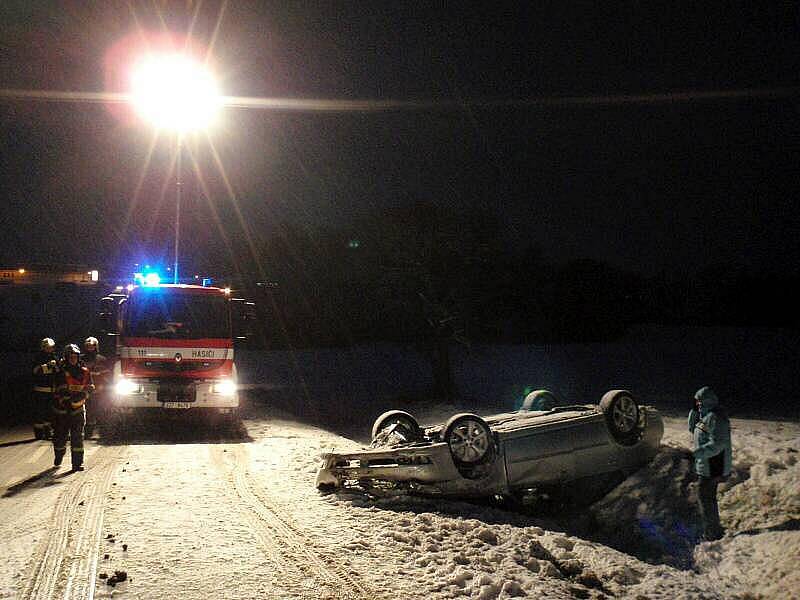 V sobotu odpoledne došlo k dopravní nehodě na hlavním tahu z Fryštáku do Holešova. Osobní automobil vyjel mimo silnici a převrátil se na střechu.