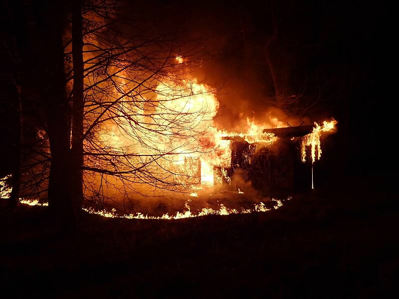 Požár objektu u sportovního areálu v Otrokovicích.