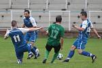 Slušovičtí fotbalisté (modré dresy) doma porazili Velké Karlovice 1:0.