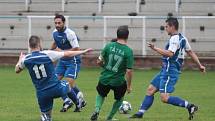 Slušovičtí fotbalisté (modré dresy) doma porazili Velké Karlovice 1:0.