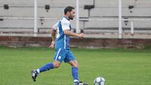 Slušovičtí fotbalisté (modré dresy) doma porazili Velké Karlovice 1:0.