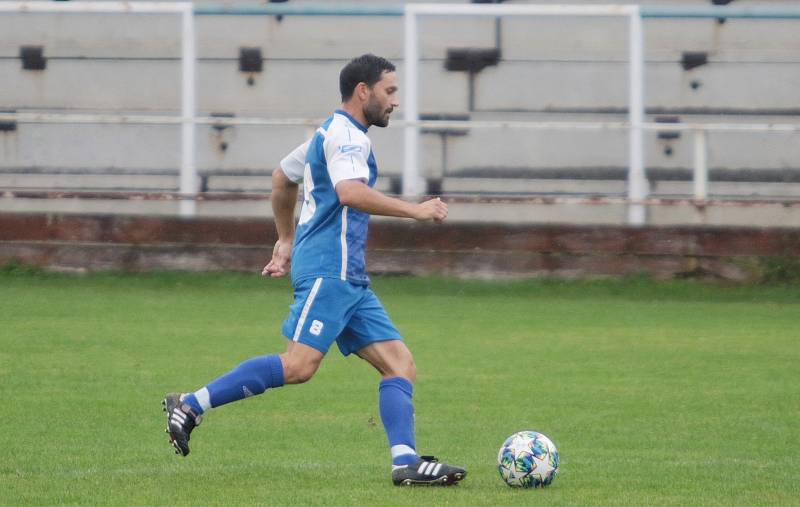 Slušovičtí fotbalisté (modré dresy) doma porazili Velké Karlovice 1:0.