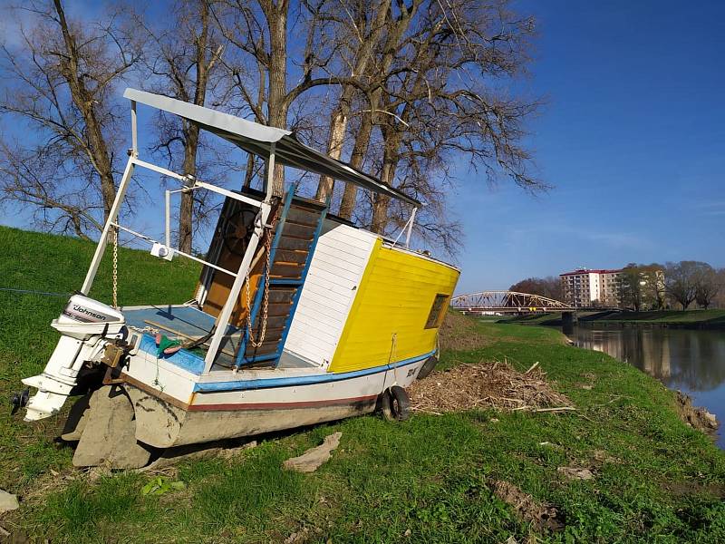 Bezprizorní hausbót na břehu řeky Moravy.