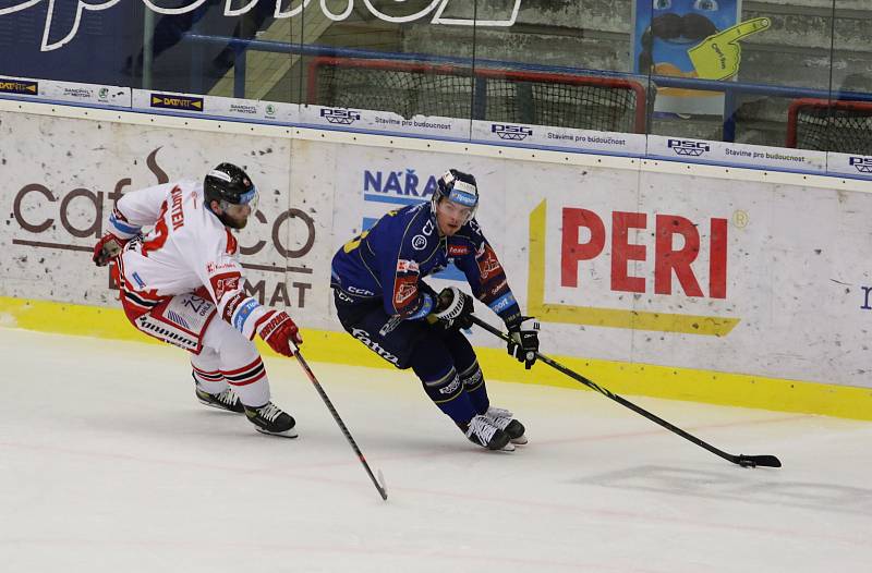 Hokejisté Zlína (modré dresy) v 54. kole TIpsport extraligy na Zimním stadionu Luďka Čajky vyzvali Olomouc.