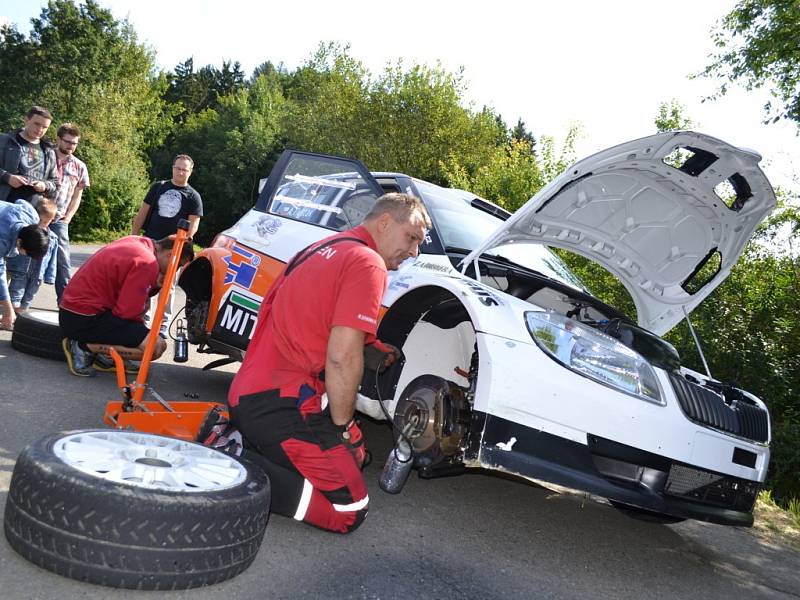 Prakticky s novým, repasovaným a hlavně již vyladěným vozem Škoda Fabia S2000 vstoupí popatnácté na start domácí Barumky zkušený pilot Antonín Tlusťák.