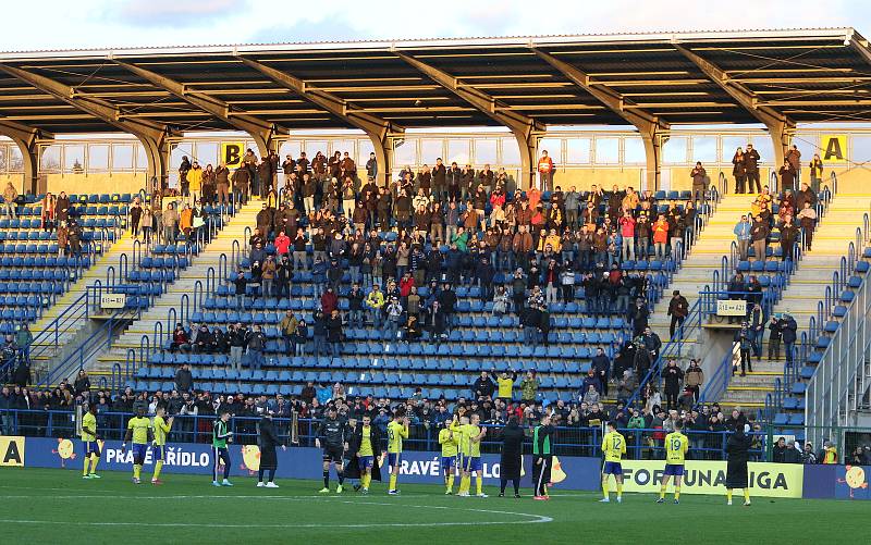 Fotbalisté Zlína (žluté dresy) ve 22. kole první ligy porazili Slovácko 1:0. Regionální derby rozhodl v 82. minutě obránce Martin Cedidla.